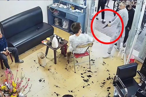 Nhóm người cầm vật giống súng xông vào tiệm cắt tóc hành hung, đòi tiền ở Hưng Yên