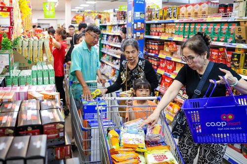 Người dân TP.HCM đổ xô sắm Tết, siêu thị mở cửa đến đêm