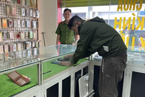 3 giờ truy bắt kẻ trộm sạch cửa hàng điện thoại ở TP.HCM