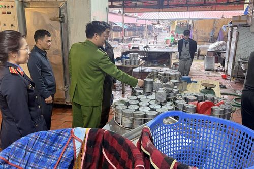 Khởi tố hai mẹ con chủ cơ sở sản xuất giò, chả, xúc xích chứa hàn the ở Hưng Yên