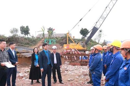Công đoàn và người lao động vững tin dựng xây 'kỳ tích sông Hồng'