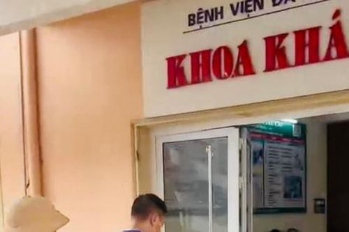 Cảnh sát giao thông đưa tài xế bị đau bụng đi cấp cứu kịp thời trong ngày cận Tết