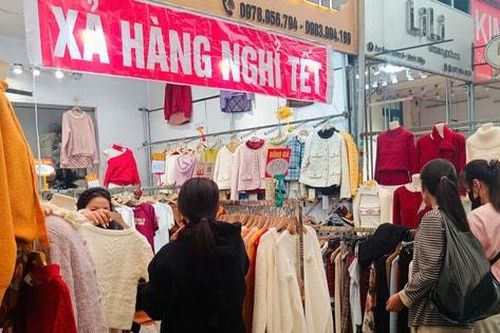 Chiều 28 tháng Chạp 15/2: Cận cảnh 'thủ phủ thời trang' chợ Ninh Hiệp tấp nập khách mua hàng