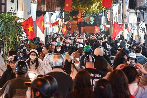 Hà Nội: Hàng nghìn người dân chen nhau mua sắm ở cửa hàng thời trang, mỹ phẩm