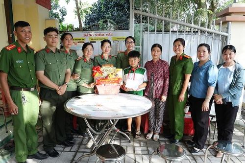 Ấm áp chương trình 'Mẹ đỡ đầu' dịp Tết Nguyên đán Bính Ngọ