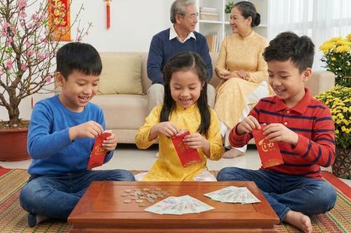 Con mở lì xì trước mặt khách, cha mẹ nên xử lý thế nào?