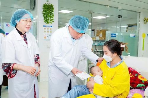 Bí thư Tỉnh ủy Nghệ An thăm, tặng quà bệnh nhi khó khăn dịp cận Tết