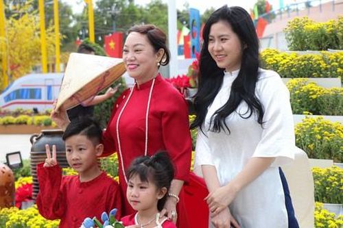 Người dân Khánh Hòa xúng xính áo mới du xuân cuối năm sớm