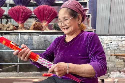 Giữ mùi Tết trong khói hương trầm