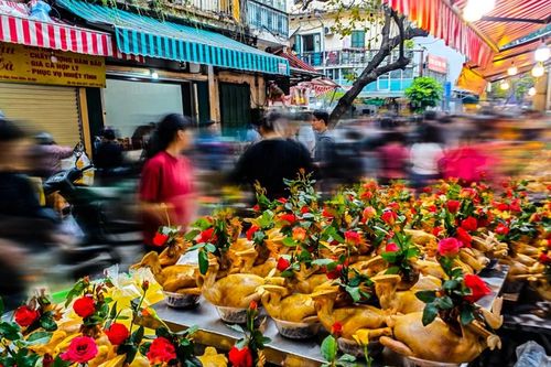 Chen chân đi 'chợ nhà giàu' Hà Nội ngày cuối năm: Sắm gà luộc 'ngậm hoa hồng' giá tiền triệu cúng Tết