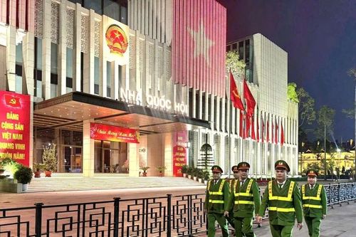 Công an phường Ba Đình 'thức cho dân ngủ, gác cho dân vui xuân'