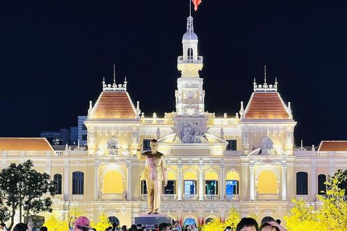 Người dân TP Hồ Chí Minh đổ về trung tâm chờ đón giao thừa