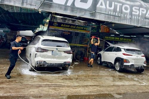 Sát giao thừa, giá rửa xe vượt mốc 300.000 đồng/lượt
