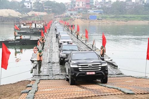 Thủ tướng khen các đơn vị 'thần tốc' hoàn thành cầu phao bắc qua sông Lô
