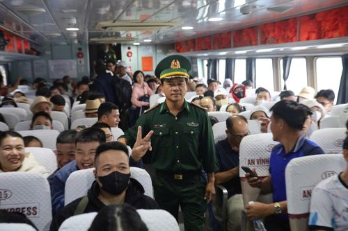 Chuyến tàu cuối năm đưa người xa xứ về với đảo Lý Sơn