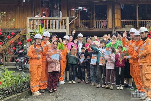 Thắp sáng mùa xuân bản vùng cao Thâm Pất