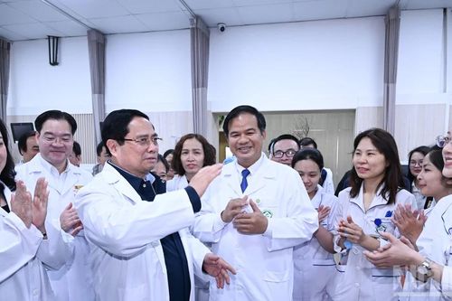 Thủ tướng Phạm Minh Chính thăm, động viên các y bác sĩ và bệnh nhân
