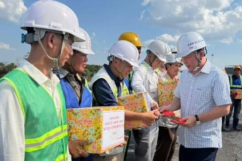 Lãnh đạo tỉnh Đồng Nai động viên công nhân làm việc xuyên Tết dự án cao tốc Biên Hòa-Vũng Tàu