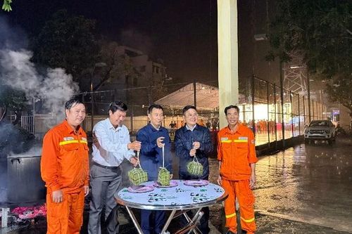 'Lính truyền tải' đón Tết sớm, giữ dòng điện sáng mùa xuân