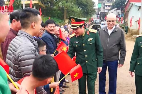 Thông cầu phao Đoan Hùng qua sông Lô