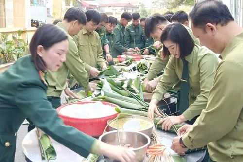 Tổ chức cho cán bộ, chiến sĩ Bộ đội Biên phòng gói bánh chưng đón Tết