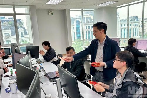 Thăm, chúc Tết những người gác an toàn giao thông trên cao tốc bắc-nam