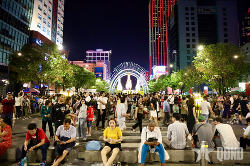 TP Hồ Chí Minh: Người dân đổ về trung tâm vui chơi, chờ đợi pháo hoa bừng sáng