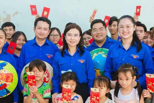 Bí thư Trung ương Đoàn Nguyễn Phạm Duy Trang thăm lực lượng trực Tết tại TP. HCM