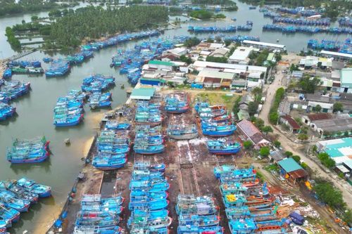 Thủ phủ đánh cá xa bờ 'thay áo mới' cho tàu cá