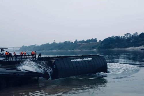 Thủ tướng khen các đơn vị 'thần tốc' hoàn thành cầu phao bắc qua sông Lô