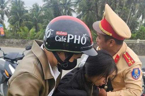Cảnh sát giao thông Đà Nẵng kịp thời ứng cứu nữ sinh co giật trên đường