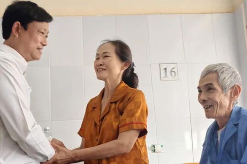 Chủ tịch HĐND TPHCM Võ Văn Minh thăm, chúc tết các đơn vị trực giao thừa