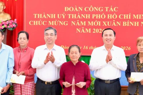 Những phần quà tết nghĩa tình đến tay người dân Côn Đảo