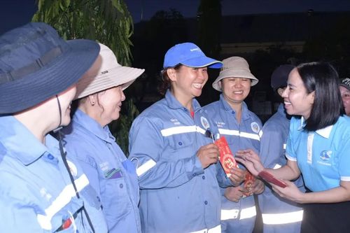 Lãnh đạo Hội LHPN TPHCM thăm, động viên lực lượng làm nhiệm vụ xuyên tết