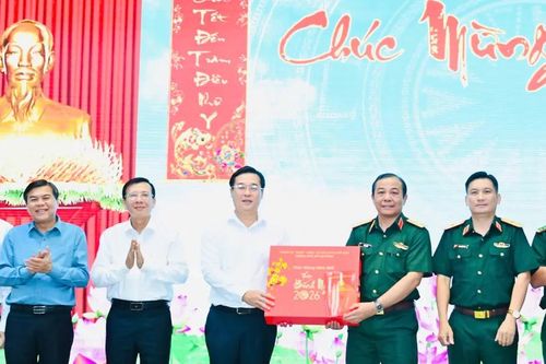 Lãnh đạo TPHCM thăm, động viên lực lượng trực đêm giao thừa