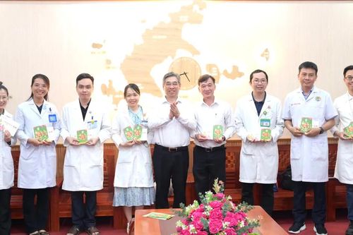 Lãnh đạo TPHCM thăm, động viên bác sĩ luân phiên ra Côn Đảo trực xuyên tết