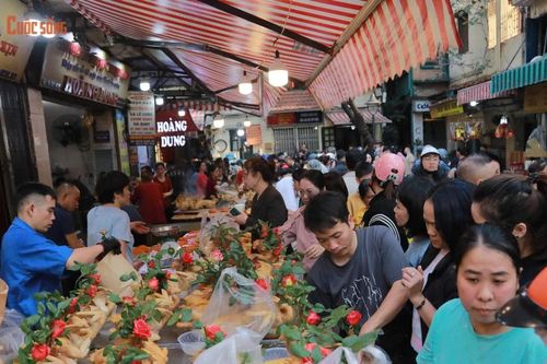 Người Hà Nội 'thức cùng trời sáng' xếp hàng mua gà ngậm bông hồng giá 'khủng'