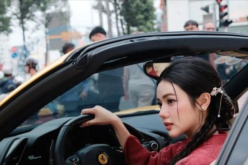 Hot girl TikTok Bò Chảnh diện áo dài đỏ nổi bật bên siêu xe