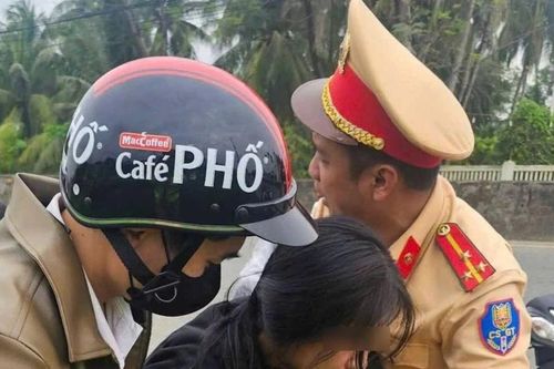 Nữ sinh bị co giật trên quốc lộ được Cảnh sát giao thông đưa đi cấp cứu kịp thời