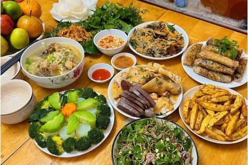 Bữa cơm tất niên: Từ khoảnh khắc 'sống chậm' đến nền tảng bền vững của gia đình Việt