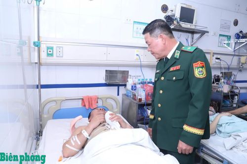 Thăm hỏi, động viên quân nhân bị thương trong thực hiện nhiệm vụ