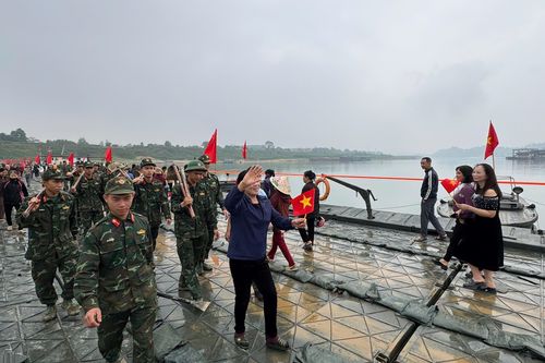 Cầu phao qua sông Lô chính thức thông xe sau 1 ngày bắc cầu