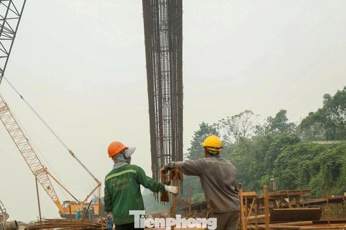 Hối hả thi công xuyên Tết tại các dự án trọng điểm Thủ đô
