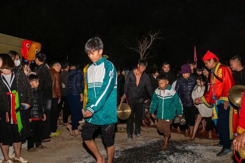 Độc đáo phong tục chân trần bước qua đống than đỏ cầu may mắn của người Sán Dìu