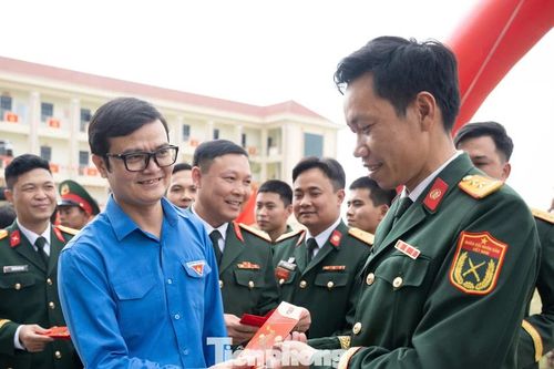 Bí thư thứ nhất T.Ư Đoàn thăm, động viên chiến sĩ thực hiện nhiệm vụ bảo đảm an ninh, an toàn dịp Tết