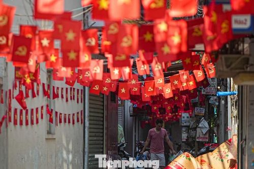 Phố phường Hà Nội rực rỡ cờ đỏ ngày 29 Tết