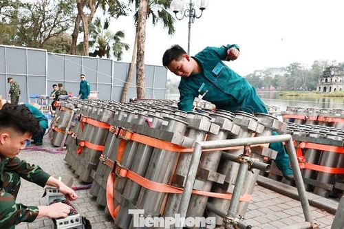 Trận địa pháo hoa bên Hồ Gươm sẵn sàng khai hỏa đón Giao thừa