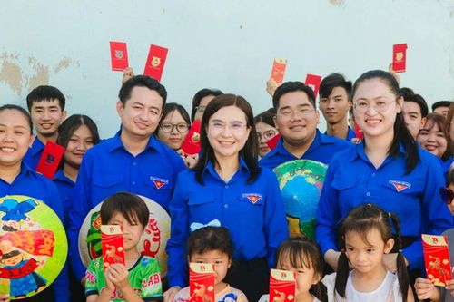 Bí thư Trung ương Đoàn Nguyễn Phạm Duy Trang thăm, chúc Tết công nhân khó khăn