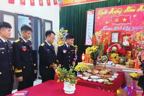 Mâm cơm tất niên ấm tình đồng đội ở Trung đoàn Tàu ngầm 196