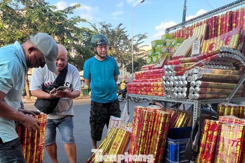 Tấp nập chợ pháo hoa giấy lớn nhất TPHCM trước giao thừa
